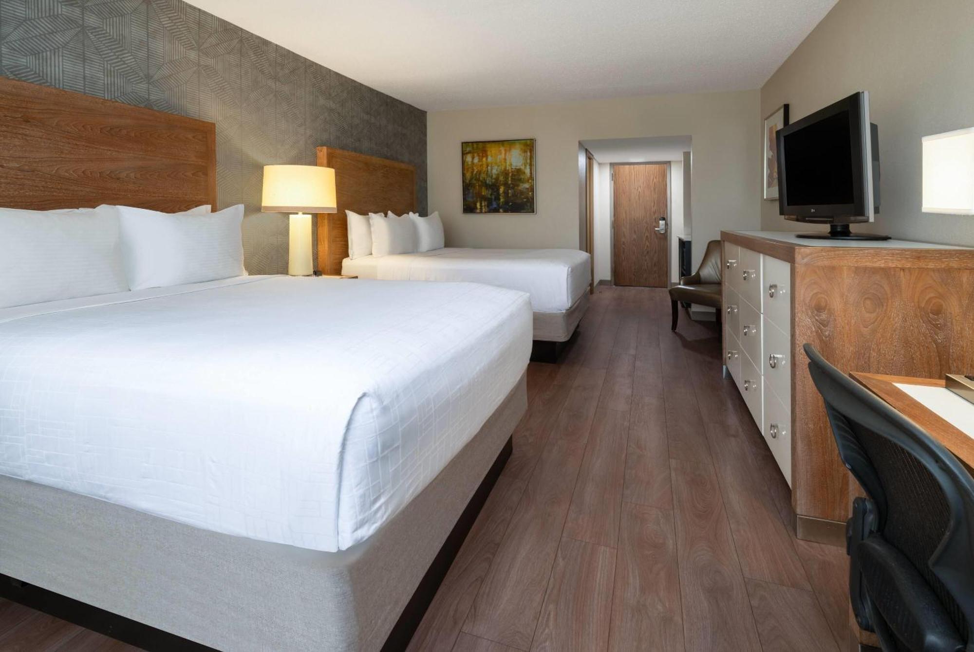 Wyndham Airport 3*