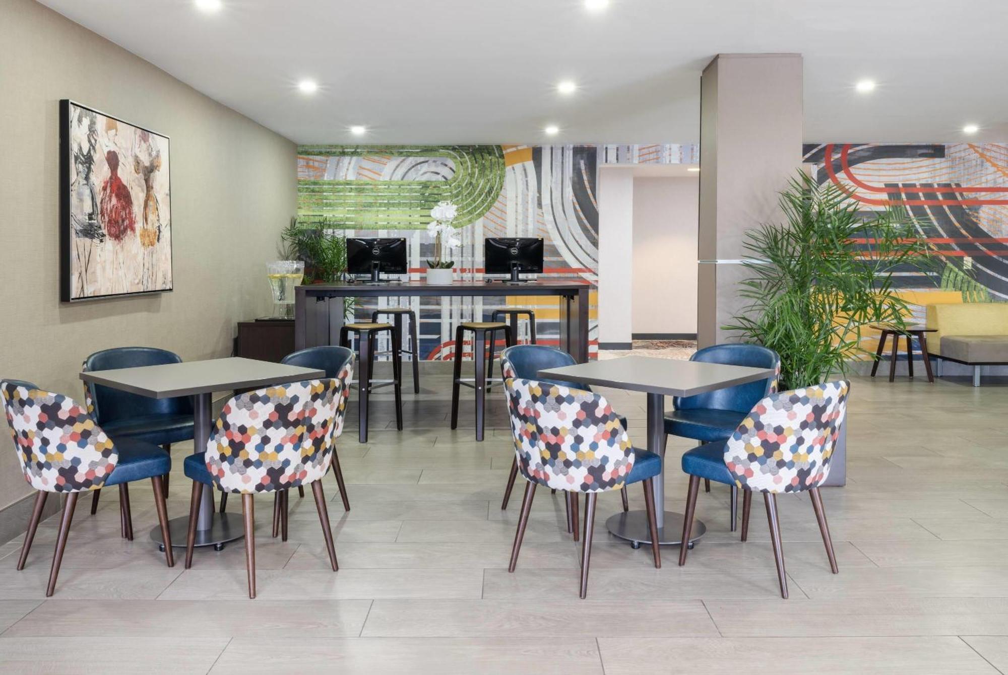 Wyndham Airport Hotel 3*