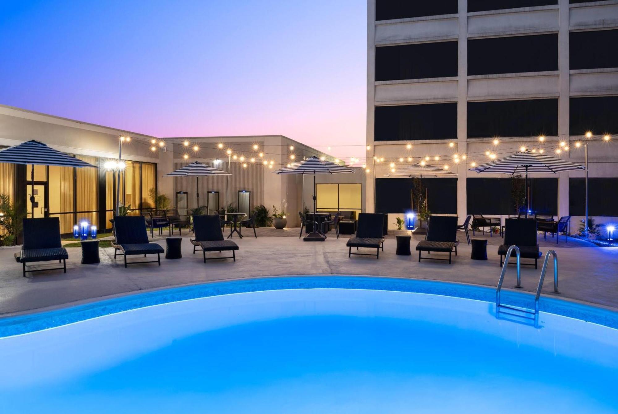 Hotel Wyndham Airport 3*